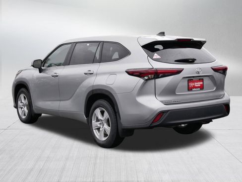 Used 2024 Toyota Highlander LE image 5