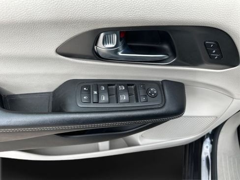 Used 2023 Chrysler Pacifica Touring-L FWD image 15