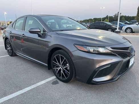 Used 2023 Toyota Camry SE image 3