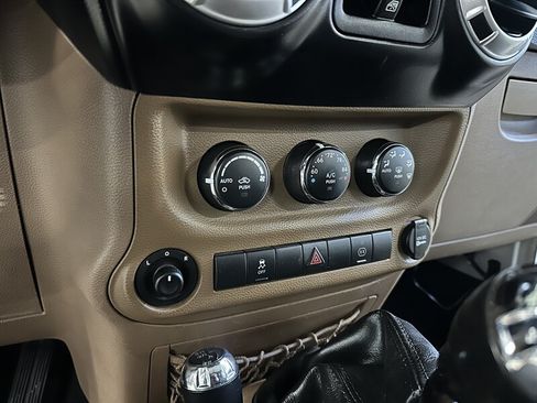 Used 2015 Jeep Wrangler Unlimited Rubicon w/ Connectivity Group AWD/4WD image 26