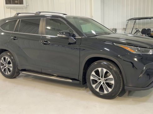 Used 2025 Toyota Highlander XLE image 3