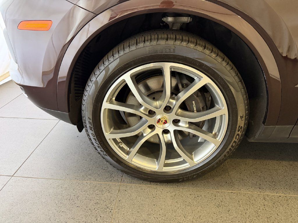Certified 2023 Porsche Cayenne Platinum Edition AWD/4WD image 10