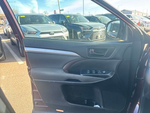 Used 2019 Toyota Highlander LE image 31