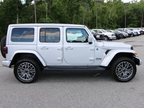 Used 2024 Jeep Wrangler High Altitude AWD/4WD image 8