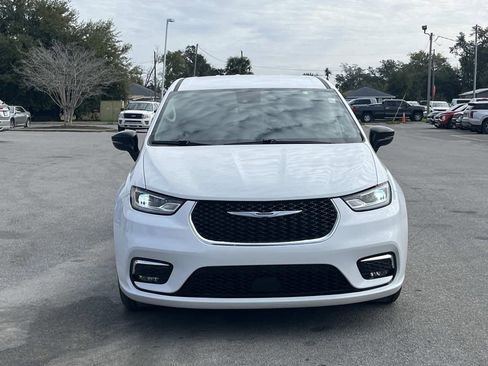 Used 2024 Chrysler Pacifica Touring-L image 8