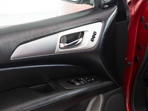 Used 2018 Nissan Pathfinder SL image 18