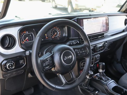 Used 2025 Jeep Gladiator Sport AWD/4WD image 17