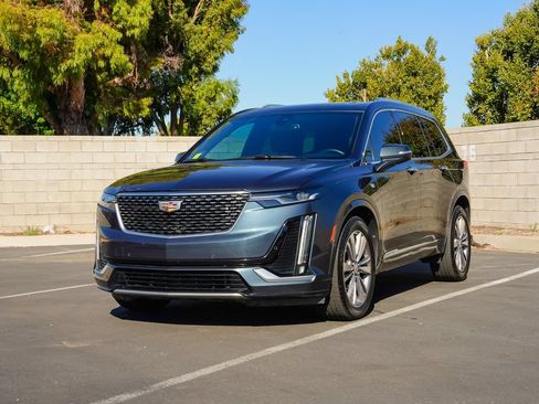 Used 2020 Cadillac XT6 Premium Luxury FWD image 2