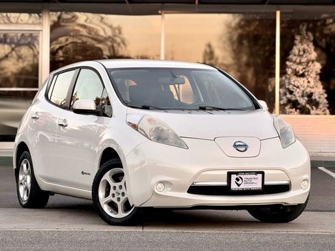 Used 2014 Nissan Leaf SV image 2