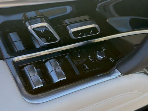 Used 2025 Land Rover Range Rover SE image 24