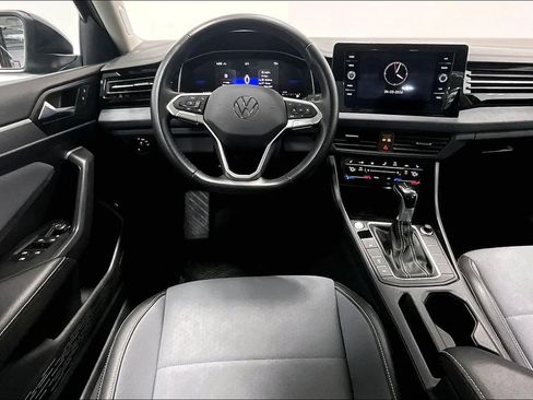 Used 2025 Volkswagen Jetta SE FWD image 6