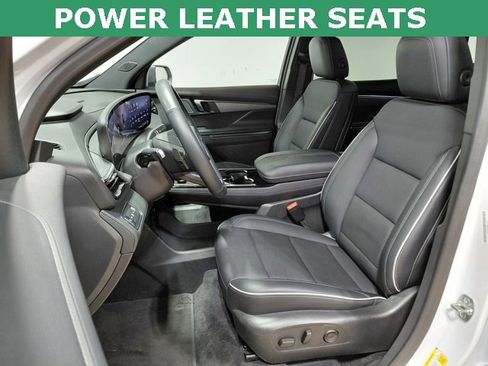 Used 2025 Buick Enclave Preferred image 3