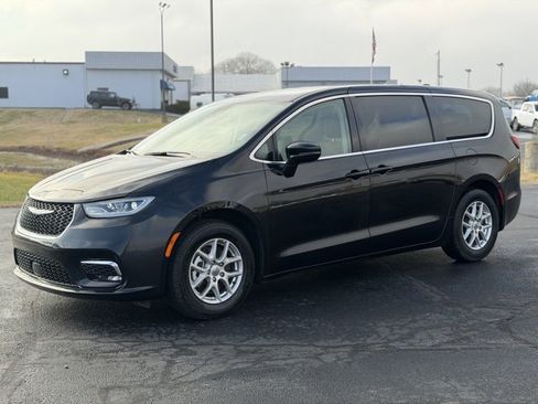 Used 2024 Chrysler Pacifica Touring-L image 3