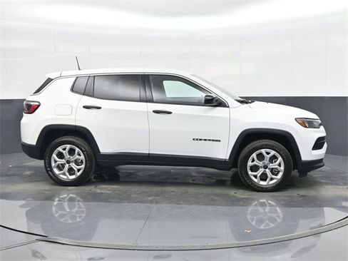 Used 2025 Jeep Compass Sport image 5