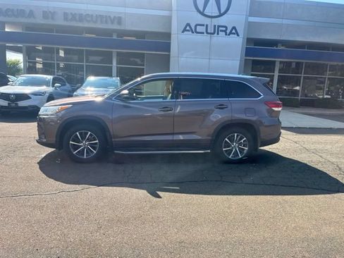 Used 2017 Toyota Highlander XLE AWD/4WD image 36
