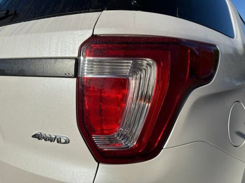 Used 2018 Ford Explorer XLT w/ XLT Appearance Package AWD/4WD image 14