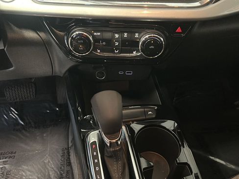 Used 2025 Chevrolet Trax LT w/ LT Convenience Package image 23