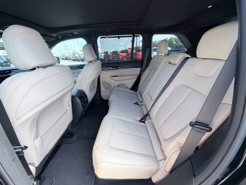 Used 2025 Jeep Grand Cherokee Limited w/ Luxury Tech Group II RWD image 30