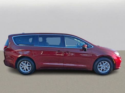 Used 2023 Chrysler Pacifica Touring-L image 3