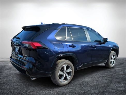 Used 2022 Toyota RAV4 SE image 3