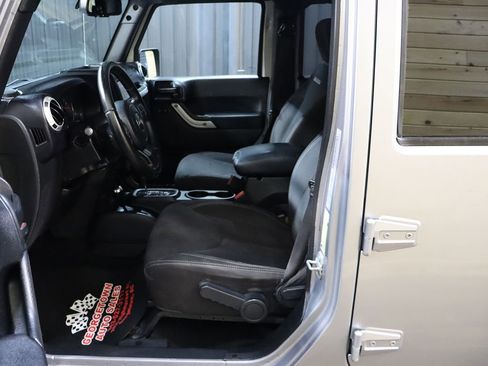 Used 2017 Jeep Wrangler Unlimited Sahara image 33