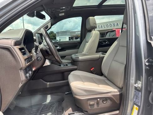 Used 2022 Chevrolet Suburban LT w/ Luxury Package RWD image 7