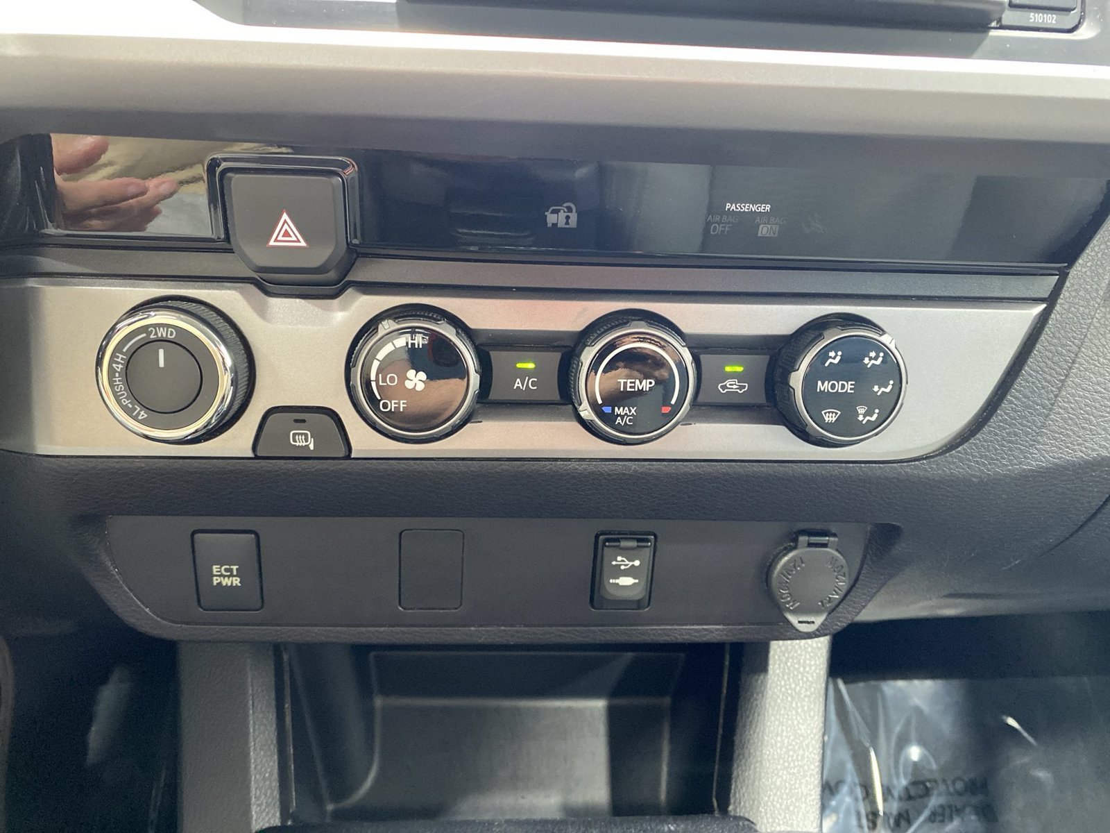 Used 2017 Toyota Tacoma SR5 w/ Tow Package AWD/4WD image 18
