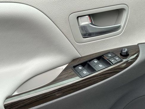 Used 2018 Toyota Sienna XLE w/ XLE Navigation Package image 17