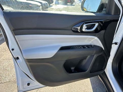 Used 2024 Jeep Compass Limited image 12