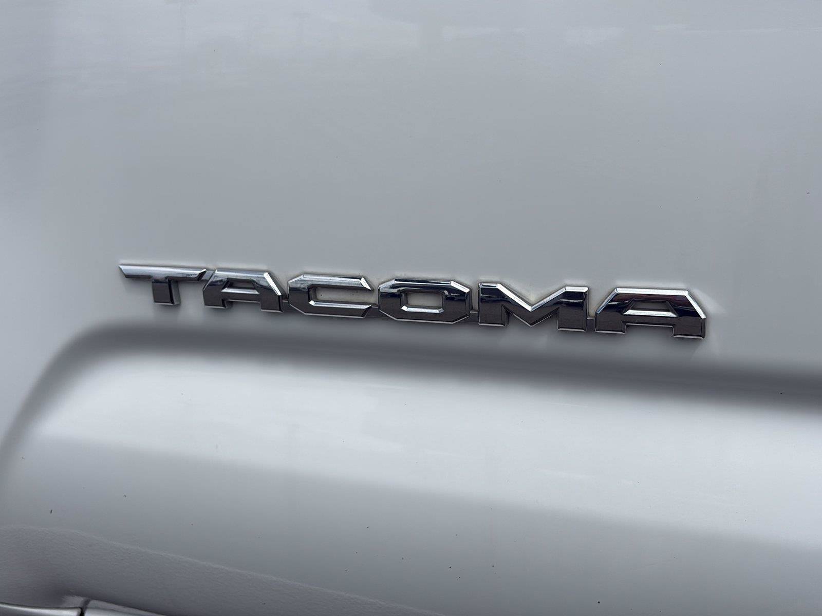Used 2022 Toyota Tacoma TRD Off-Road AWD/4WD image 13