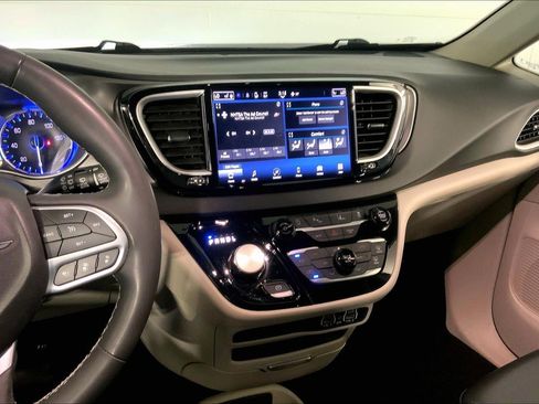 Used 2024 Chrysler Pacifica Touring-L FWD image 6