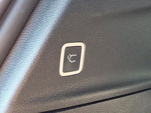 Used 2023 Chrysler Pacifica Touring-L w/ S Appearance Package image 6