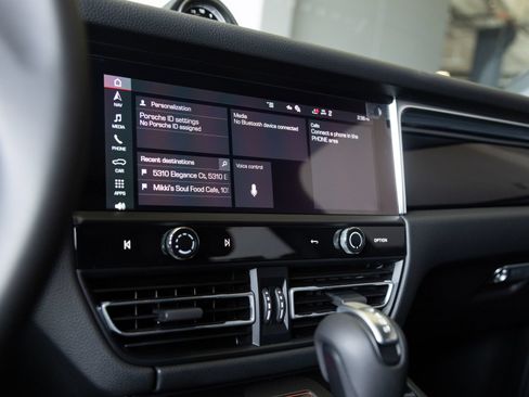 Certified 2026 Porsche Macan AWD/4WD image 25