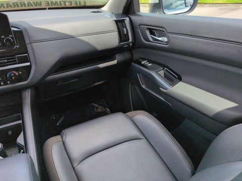 Used 2024 Nissan Pathfinder SL FWD image 18
