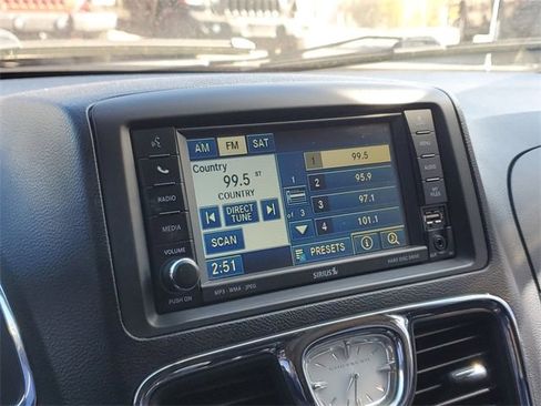 Used 2011 Chrysler Town & Country Touring image 13