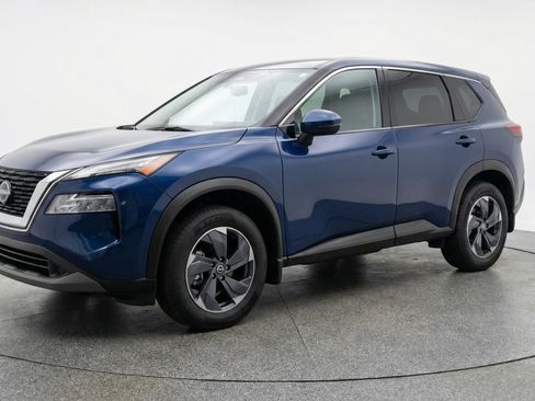 Used 2025 Nissan Rogue SV image 3