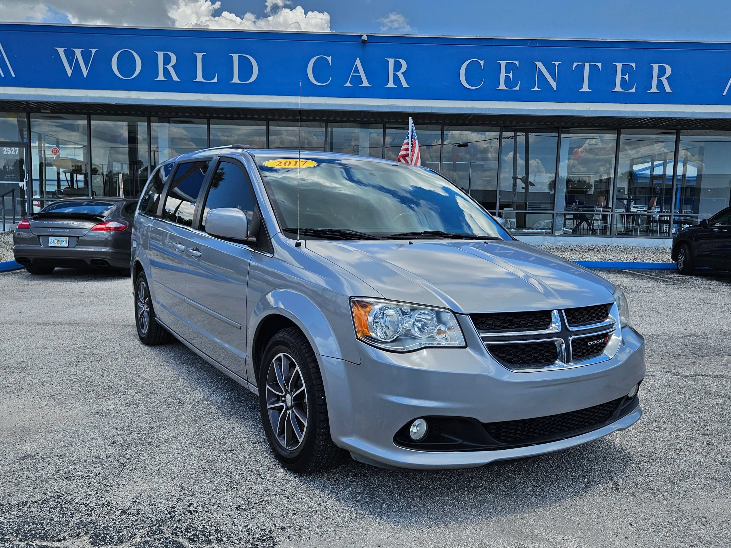 Used 2017 Dodge Grand Caravan SXT FWD image 1