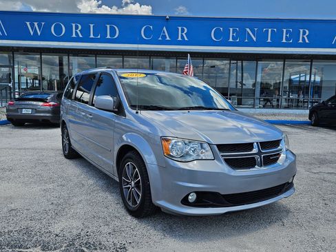 Used 2017 Dodge Grand Caravan SXT FWD image 1
