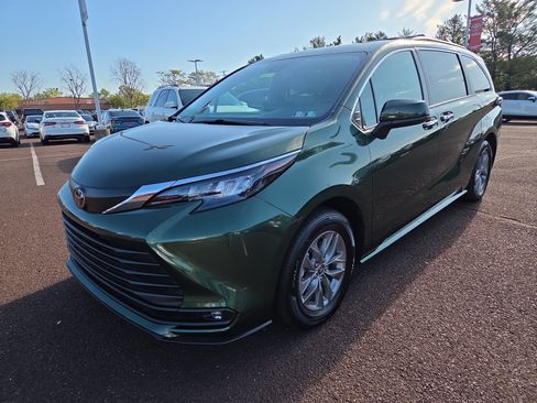 Certified 2026 Toyota Sienna XLE AWD/4WD image 7