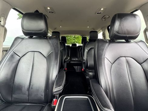 Used 2023 Chrysler Pacifica Touring-L FWD image 23