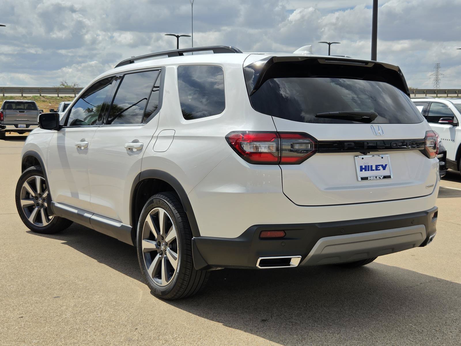 Used 2025 Honda Pilot Touring image 3