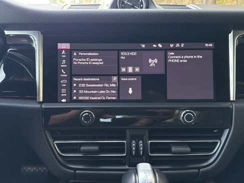 Certified 2023 Porsche Macan image 12