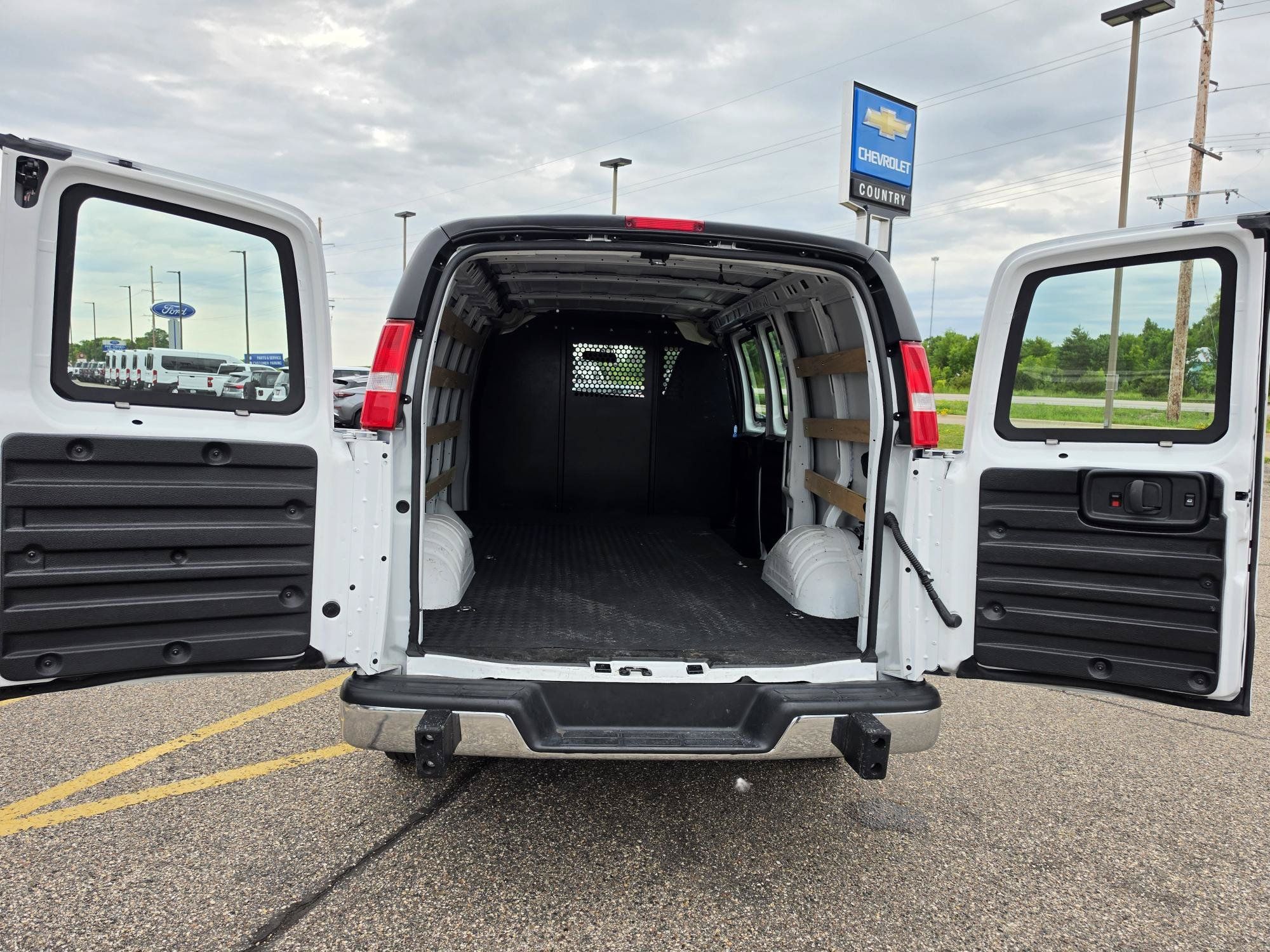 Used 2024 Chevrolet Express 2500 w/ Driver Convenience Package RWD image 4