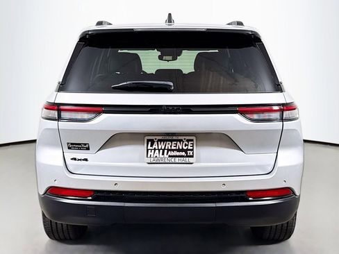 Used 2023 Jeep Grand Cherokee Altitude image 5