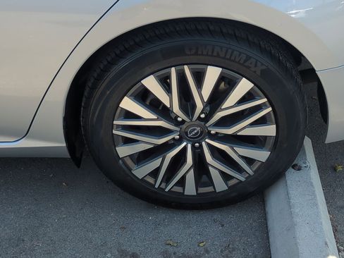 Used 2024 Nissan Altima 2.5 SV FWD image 31