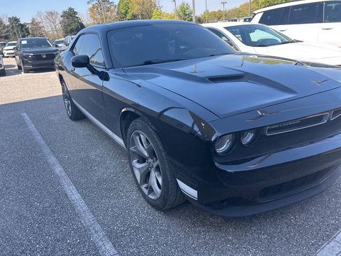 Used 2017 Dodge Challenger SXT image 2