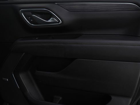 Used 2023 GMC Yukon XL SLT image 9