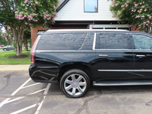 Used 2017 Cadillac Escalade ESV Luxury AWD/4WD image 7
