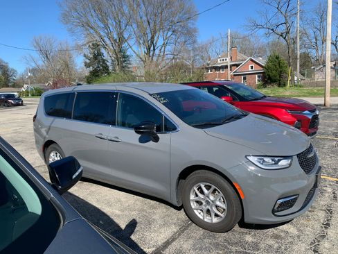 Used 2025 Chrysler Pacifica Select image 5