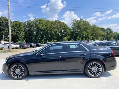 Used 2017 Chrysler 300 Limited RWD image 4